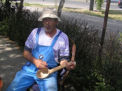 Denne man träffade jag på i Novi Sads utkant. Han gjorde bland annat träslevar. Han hade sålt några på Exit-festivalen (musikfes